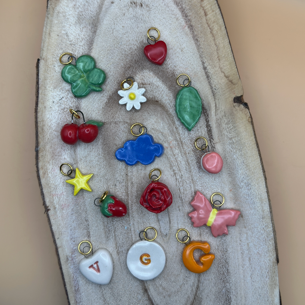 Charm in ceramica