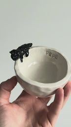 Tazza con animale appeso