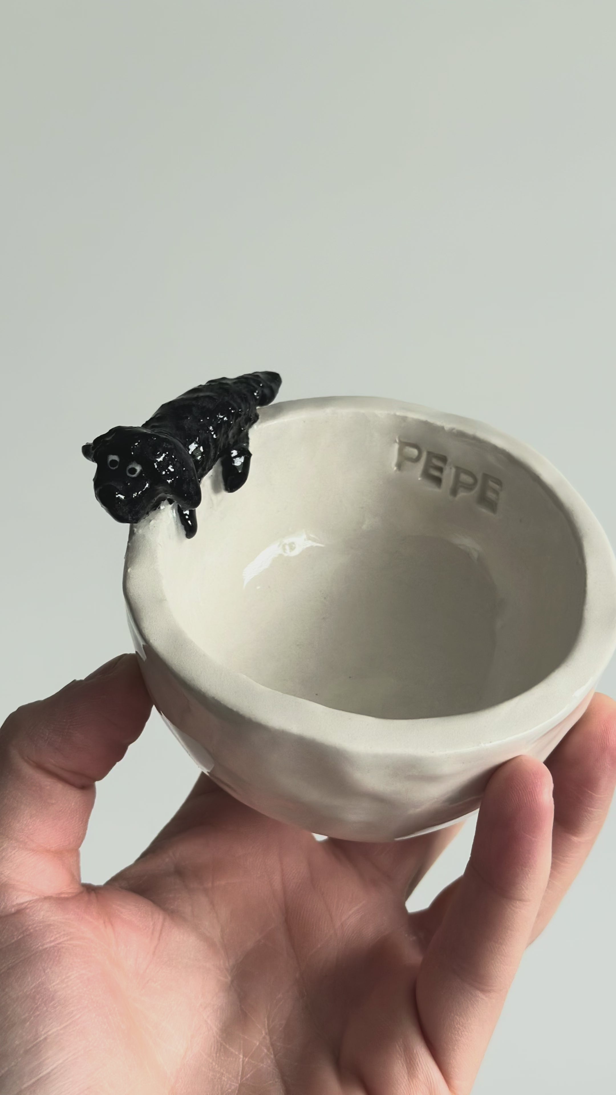 Tazza con animale appeso